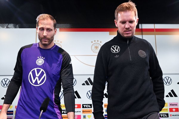 Torwart Oliver Baumann (l) und Bundestrainer Julian Nagelsmann bei der Pressekonferenz vor dem Rückspiel gegen Italien. - © Federico Gambarini/dpa