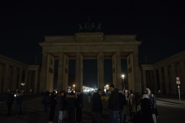 Licht aus am Brandenburger Tor - mit der weltweiten Aktion Earth Hour will die Umweltschutzorganisation WWF ein Zeichen für mehr Klimaschutz setzen. - © Paul Zinken/dpa