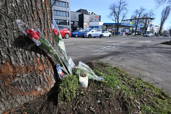 An der Unfallstelle haben Menschen Blumen und eine Kerze abgelegt. - © Bernd Weißbrod/dpa