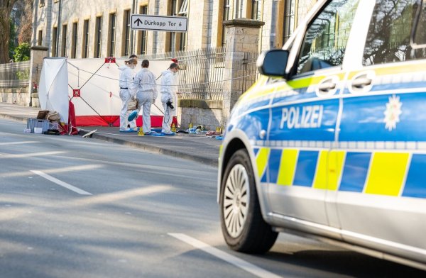 Nach Attacken mit einem Messer in Bielefeld wird der Tatverdächtige in eine psychiatrische Klinik eingewiesen. (Archivbild) - © Guido Kirchner/dpa