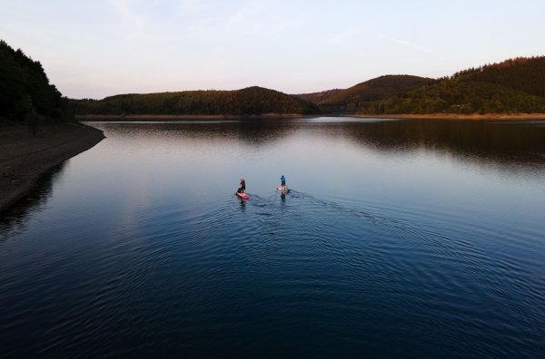 Der Naturpark Sauerland Rothaargebirge, auf dessen Gebiet der Biggesee liegt, wird der größte Naturpark in Deutschland. - © Jonas Güttler/dpa