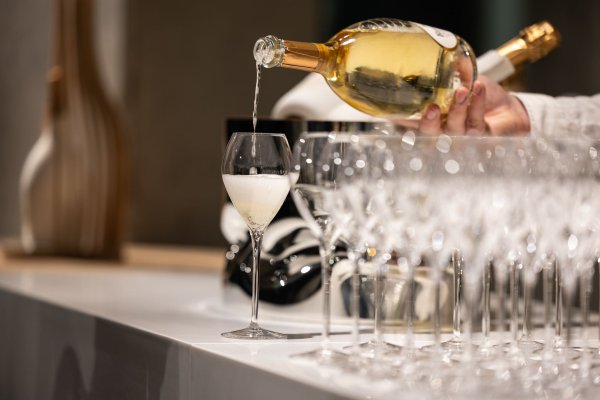 Die Champagner-Korken knallen seltener in Deutschland. (Symbolbild) - © Hannes P Albert/dpa