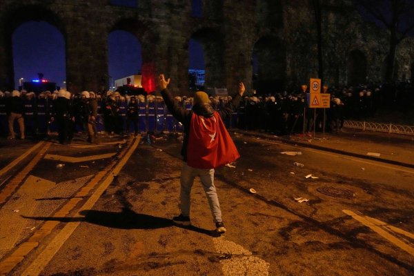 Bei landesweiten Protesten in der Türkei allein am Freitagabend sind mehr als 340 Menschen festgenommen worden. - © Khalil Hamra/AP/dpa