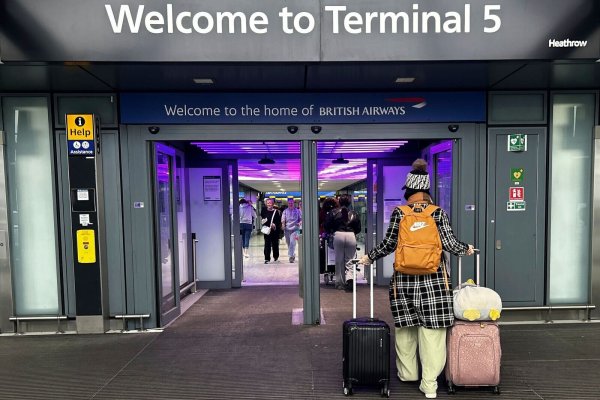 Hoffnung für Reisende in Heathrow: Die Flieger können wieder starten und landen. - © Kirsty Wigglesworth/AP/dpa