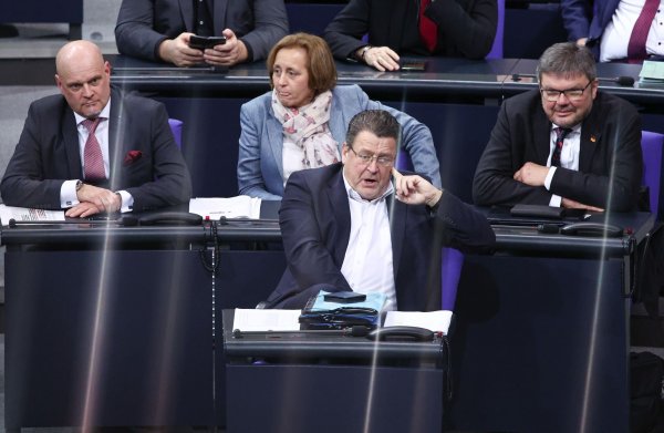 Michael Kaufmann (AfD - auf dem Foto ganz rechts) sitzt im Bundestag neben Fraktionskollegin Beatrix von Storch. (Archivfoto) - © Hannes P. Albert/dpa