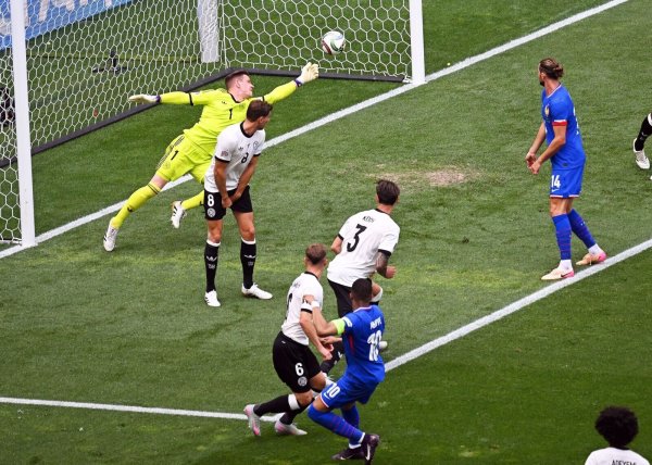 Kylian Mbappé erzielt das 1:0. Torwart Marc-André ter Stegen hechtet vergebens. - © Marijan Murat/dpa