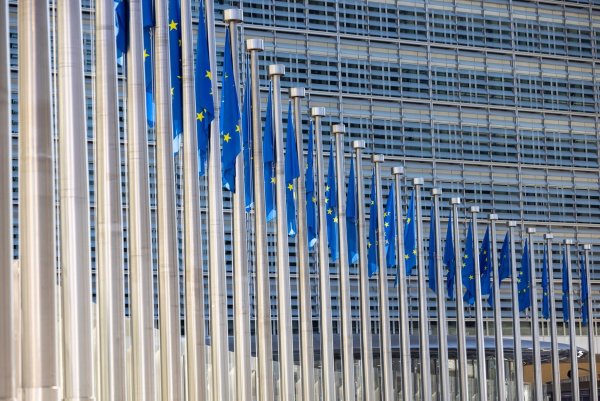 Die EU-Kommission wehrt sich gegen die Vorwürfe, die in Teilen bereits lange bekannt sind. (Archivbild) - © Thomas Banneyer/dpa