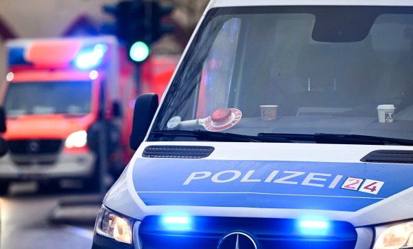 Ein Mann hat vor einem Supermarkt zwei Männer angegriffen, einer wurde schwer verletzt. (Symbolbild) - © Jens Kalaene/dpa