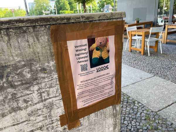 Neben den Plakaten auf Deutsch bittet auch ein eigener Webauftritt auf Englisch, Polnisch, Rumänisch und Bulgarisch um Hinweise zu dem gestohlenen Plüschtier. - © Christof Bock/dpa