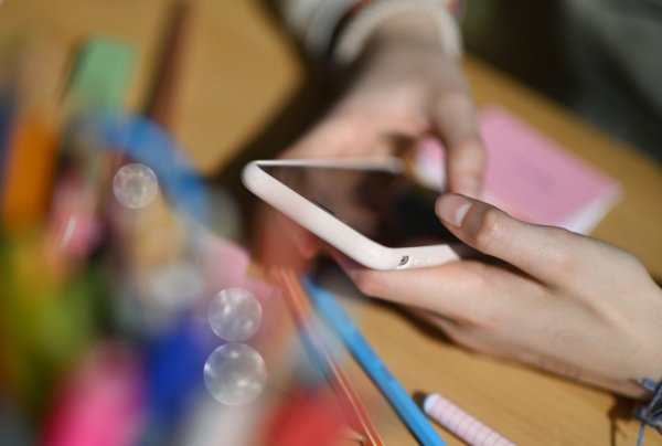 Jugendliche verbringen oft täglich mehrere Stunden mit dem Smartphone in der Hand. (Symbolbid) - © Marijan Murat/dpa