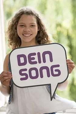Maitreya (12) schreibt seit vier Jahren eigene Songs. Nächstes Jahr ist sie mit "Melody of Life" im KIKA zu sehen. - © ZDF