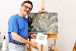 Joachim Tatjen aus Karlsruhe mit seiner Stein-Vorlage samt markiertem und dem gemalten Ausschnitt. - © Foto: Luetgebrune