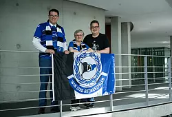 Einmal die Fahne im Abgeordnetenhaus entrollen - grenzwertig aber zu dem bevorstehenden Anlass akzeptabel. - © Teresa Kröger