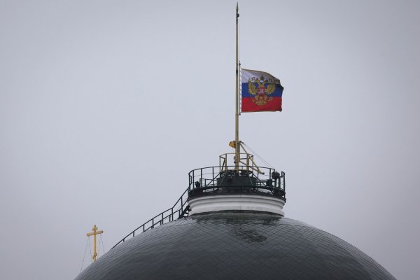 Die Flagge des russischen Präsidenten weht auf halbmast über dem Kreml. Nach einem der schwersten Terroranschläge in der russischen Geschichte begeht das Land einen nationalen Trauertag. - © Vitaly Smolnikov/AP