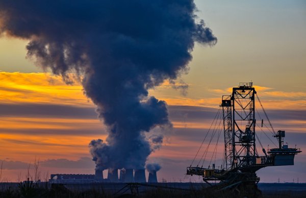 Wasserdampf steigt im Sonnenuntergang am frühen Abend aus den Kühltürmen des Braunkohlekraftwerks Jänschwalde. - © Patrick Pleul/dpa/Archivbild