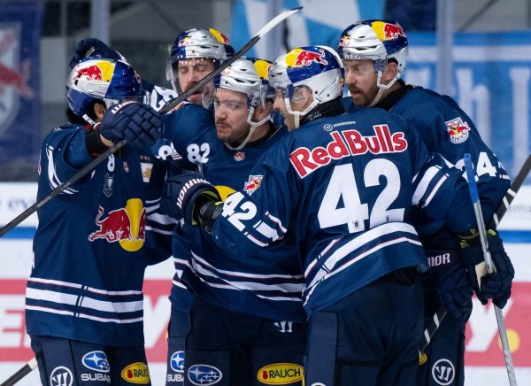 Der EHC München feiert den vorzeitigen Einzug ins DEL-Playoff-Halbfinale. - © Sven Hoppe/dpa