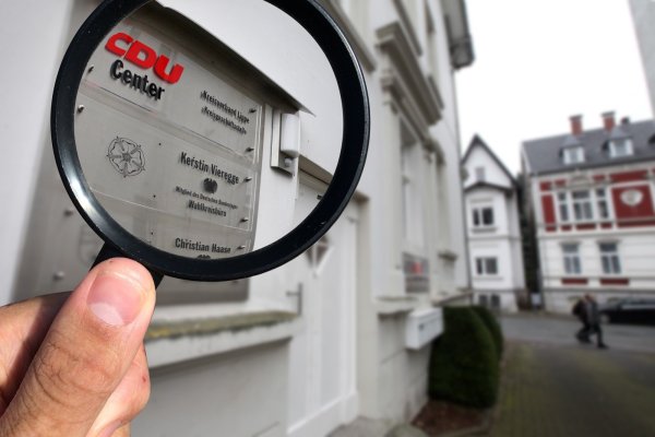 Unter der Lupe: Die Vorgänge in der Geschäftsstelle des CDU-Kreisverbandes muss der Kreisvorstand prüfen. Die Bundespartei wird überdies auf Veranlassung des CDU-Landesverbandes eine Sonderprüfung vornehmen. - © Bernhard Preuss/Pixabay/Montage: Oliver Wendtland