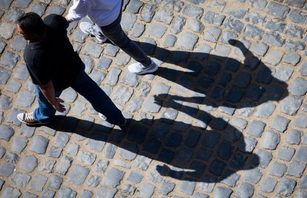 Hand in Hand - © Foto: Frank Rumpenhorst/dpa