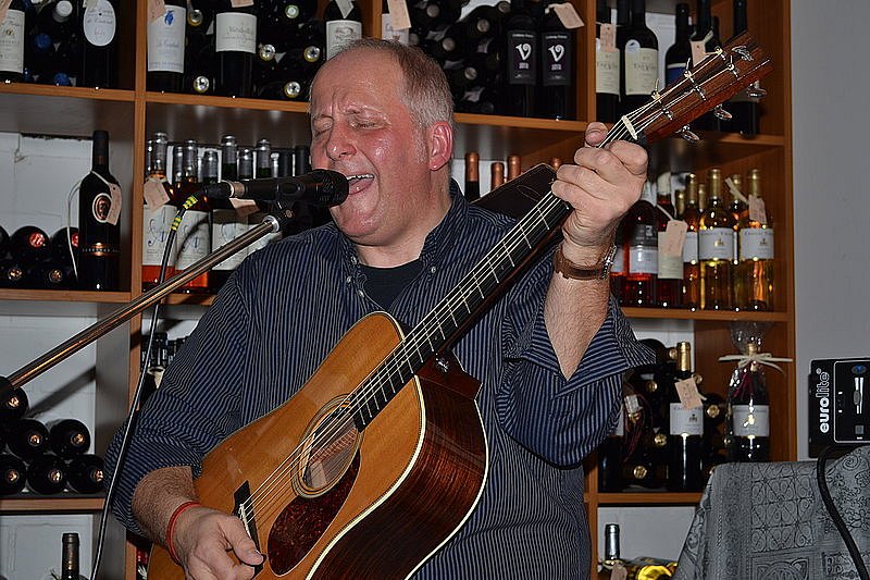 Volkwin Müller spielt LennonSongs im Weinhandel Lokale Nachrichten