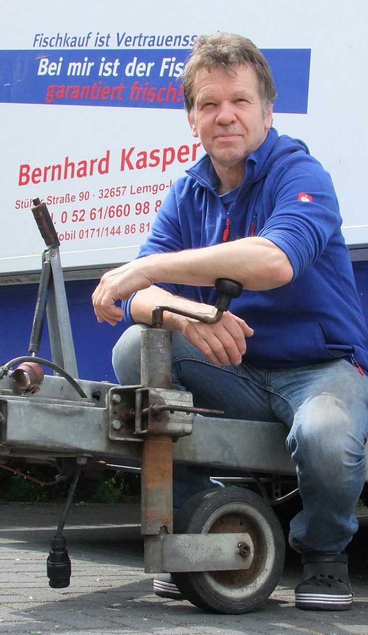Mit dem Fisch über Land: Bernhard Kasper vor seinem Hänger. Für seinen ersten gebrauchten Wagen hat er damals eine fünfstellige Summe hingeblättert. - © Axel Bürger