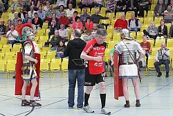 Ab auf die Bank: Landrat Friedel Heuwinkel markierte für Augustdorf den Auswechselspieler. Die römischen Legionäre sichern den Abgang. - © Foto: Welle