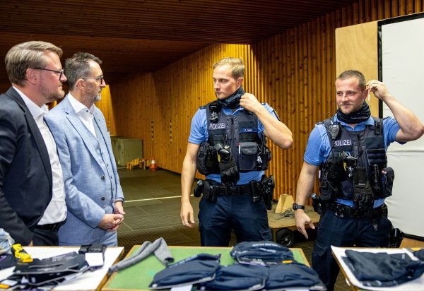 Eine konkrete Beschaffung von Schnittschutzschals für Polizisten in NRW sei aktuell nicht in Planung, sagt ein Sprecher des Landes-Innenministeriums.(Archivbild) - © Laszlo Pinter/dpa