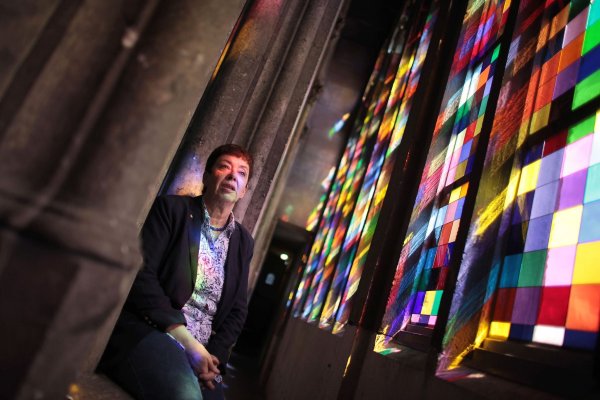 Die ehemalige Kölner Dombaumeisterin Barbara Schock-Werner steht an den Fenstern des Künstlers Gerhard Richter. (Archivbild) - © picture alliance / dpa
