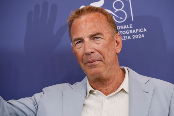 Schauspieler und Musiker Kevin Costner veröffentlicht mit seiner Band einen Song als Spenden-Aktion. (Archivbild) - © Joel C Ryan/Invision/AP/dpa