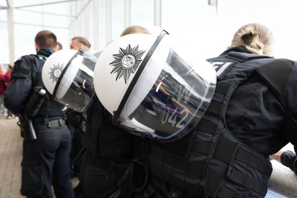 Die Polizei musste beim Pokalspiel in Hilden wegen Ausschreitungen anrücken. - © Marcus Brandt/dpa