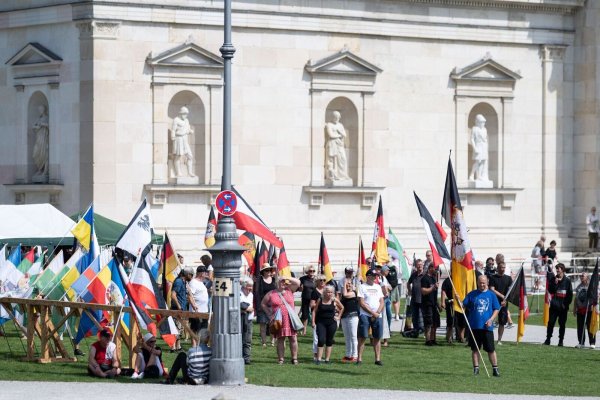 Sogenannte Reichsbürger demonstrieren auf dem Königsplatz in München. Titel der Veranstaltung ist: «Das große Treffen der Bundesstaaten, Heimath und Weltfrieden». (Archivfoto) - © -/dpa