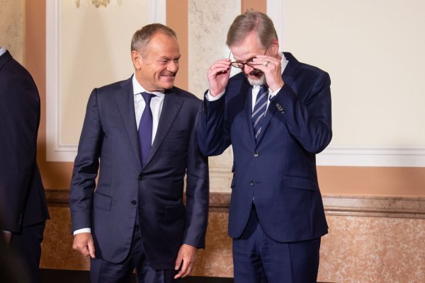 Der polnische Regierungschef Donald Tusk mit seinem tschechischen Kollegen Petr Fiala. (Archivbild) - © Barbora Vizváryová/TASR/dpa