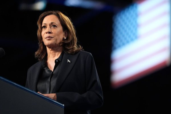 Kamala Harris hat es kurz vor der US-Präsidentschaftswahl erneut auf das Cover der Modezeitschrift «Vogue» geschafft. (Archivbild) - © Mark Schiefelbein/AP/dpa