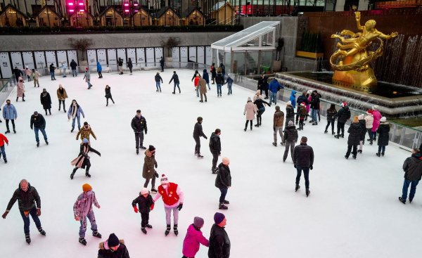 Die traditionelle Eisbahn am Rockefeller Center ist wieder offen. (Archivbild) - © Craig Ruttle/AP/dpa