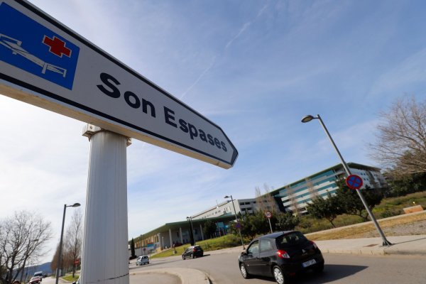 Die Geretteten wurden in das Krankenhaus Son Espases in Palma gebracht. - © Clara Margais/dpa