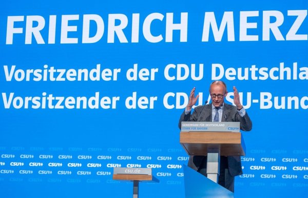 Klare Worte von Friedrich Merz auf dem CSU-Parteitag. - © Peter Kneffel/dpa