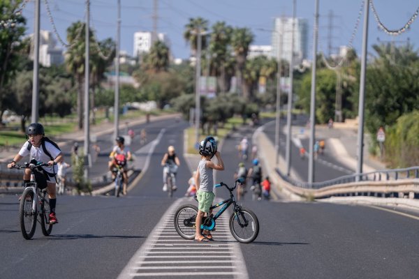 Menschen in Israel sind mit ihren Fahrrädern auf einer leeren Straße am Feiertag Jom Kippur unterwegs (Foto aktuell). - © Ilia Yefimovich/dpa