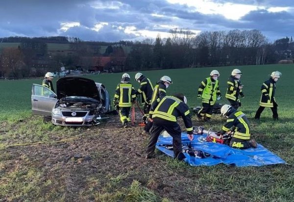 Zwischen Barntrup und Dörentrup hat es am Donnerstagabend gekracht. - © Feuerwehr Barntrup
