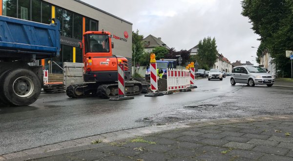 Die Bahnhofstraße in Blomberg ist im unteren Teil halbseitig gesperrt. - © Seda Hagemann