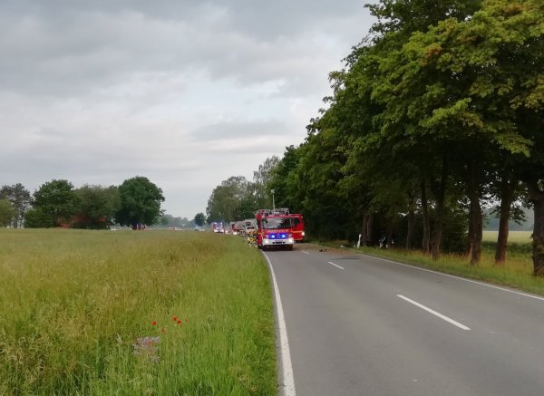 Ein Mitfahrer wurde auf der Rückbank eingeklemmt und starb. - © Polizei Oelde