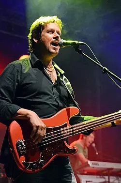 Profi auf der Bühne: Rainer Peters von der Band "Roxx-Busters". - © Foto: Trompeter