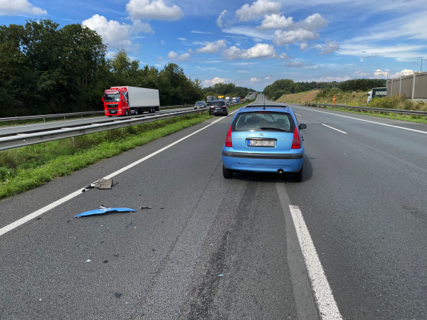 Der Fahrer des Citroens (vorne) wurde schwer verletzt in ein Krankenhaus gebracht. - © Freitag-TV