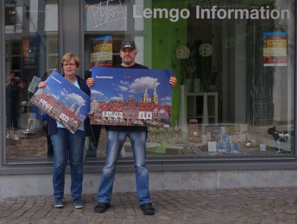 Brigitte Schröder-James von Lemgo Marketing und Fotograf Merten Kunisch alias "Bildakrobat" zeigen die Poster in zwei Größen. - © Kerstin van den Boom