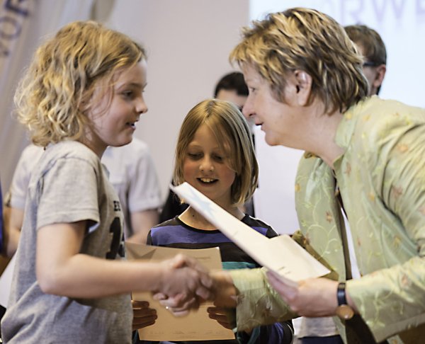Glückwünsche: NRW-Schulministerin Sylvia Löhrmann gratuliert Hannah Blumör (links) und Paulina Hinrichs. - © Privat