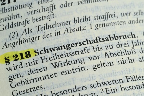Der Paragraf 218 im Strafgesetzbuch regelt bislang die Strafbarkeit von Schwangerschaftsabbrüchen. - © Bernd Weißbrod/dpa