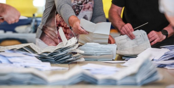 Auch bei der Bundestagswahl 2025 sind wieder zahlreiche Wahlhelferinnen und Wahlhelfer im Einsatz. - © Jan Woitas/dpa/dpa-tmn