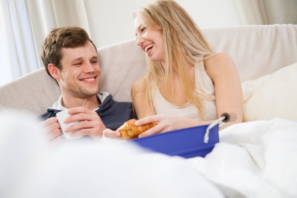 Kaffee und Croissant, ans Bett gebracht: Auch kleine alltägliche Gesten der Romantik sind für Beziehungen wichtig. - © Christin Klose/dpa-tmn