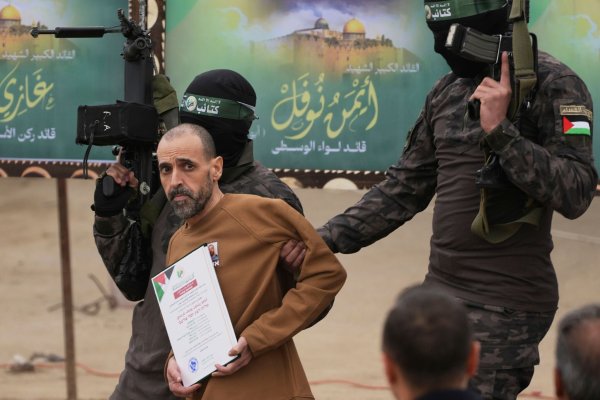Die islamistische Hamas hat angekündigt, sie wolle die nächste Freilassung israelischer Geiseln auf unbestimmte Zeit verschieben. - © Abdel Kareem Hana/AP/dpa