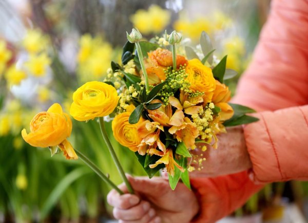 Statt rote Rosen: Wer im Blumenladen kauft, statt online zu bestellen, kann den Strauß nach individuellen Vorlieben zusammenstellen. - © Roland Weihrauch/dpa/dpa-tmn