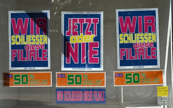 Der Modekonzern Esprit meldete im Sommer 2024 Insolvenz für sein Europageschäft an. Bis Anfang des Jahres schlossen alle Filialen in Deutschland. - © Martin Schutt/dpa