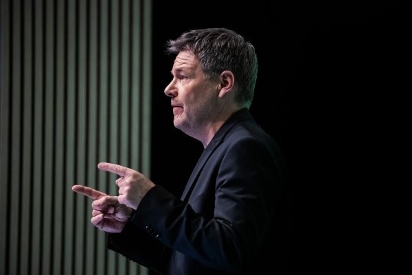 Grünen-Kanzlerkandidat Habeck wehrt sich gegen Plagiatsvorwürfe - © Christoph Soeder/dpa